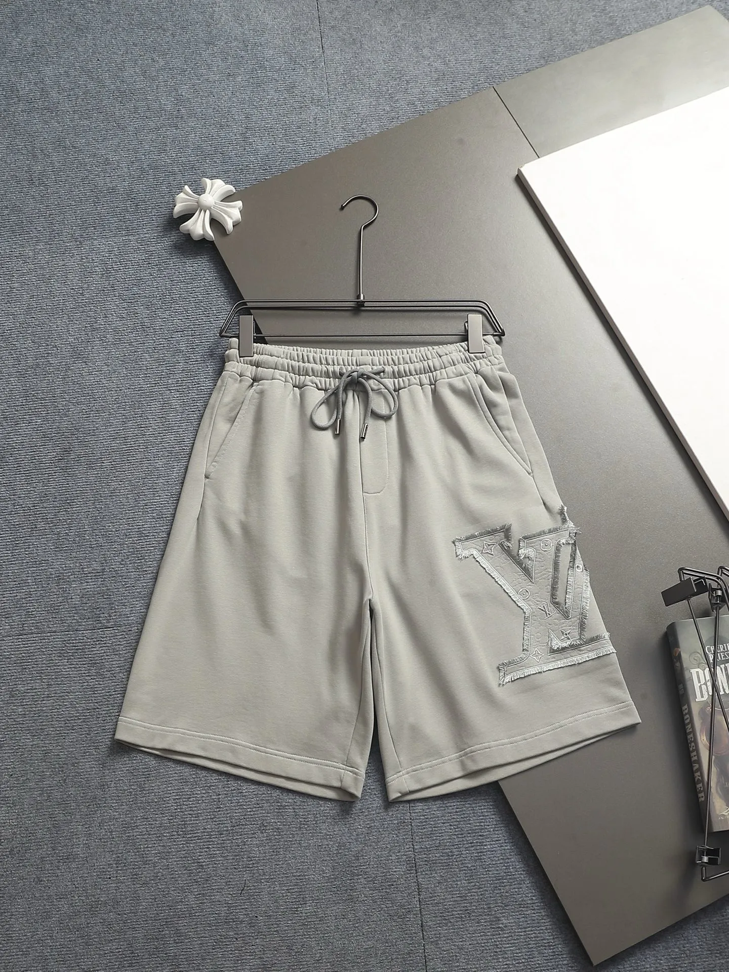 [Higher version] Louis Vuitton/Louis Vuitton 2026SS New Arrival terry shorts, customized fabric using wafer cloth weaving, advanced hand-cut patchwork embroidery technology, tight and three-dimensional version, customized trouser cord hardware with strong texture, smooth, comfortable and Breathable upper body, concave and convex three-dimensional sense, fashionable and casual wear Color: Black White Avocado Color Sizes: S M L XL